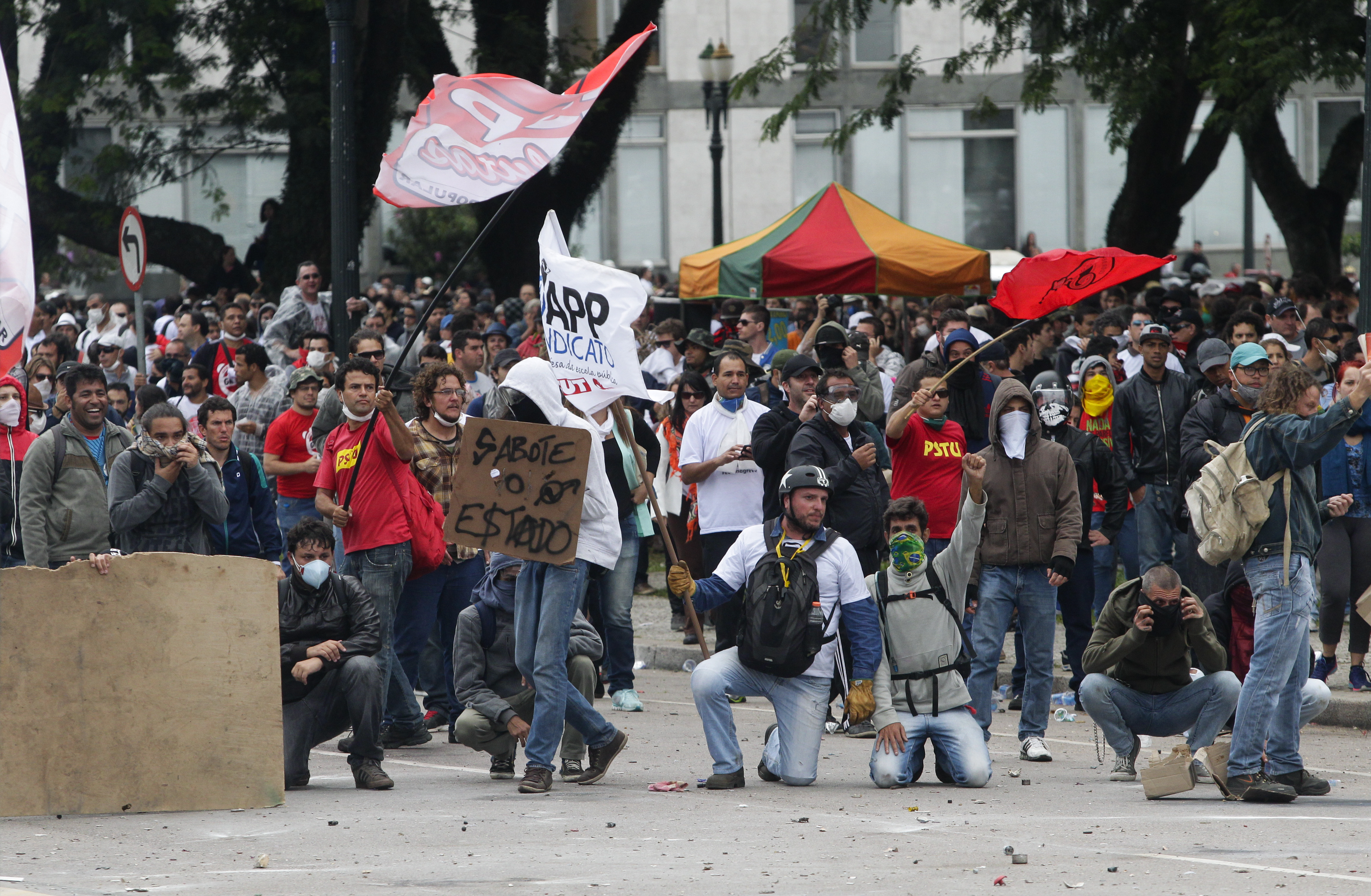 No Paraná, os professores da rede estadual seguem em greve, mesmo após o tumulto de quarta-feira (29) no Centro Cívico, que terminou com um saldo de mais de 200 feridos | Daniel Castellano/Gazeta do Povo