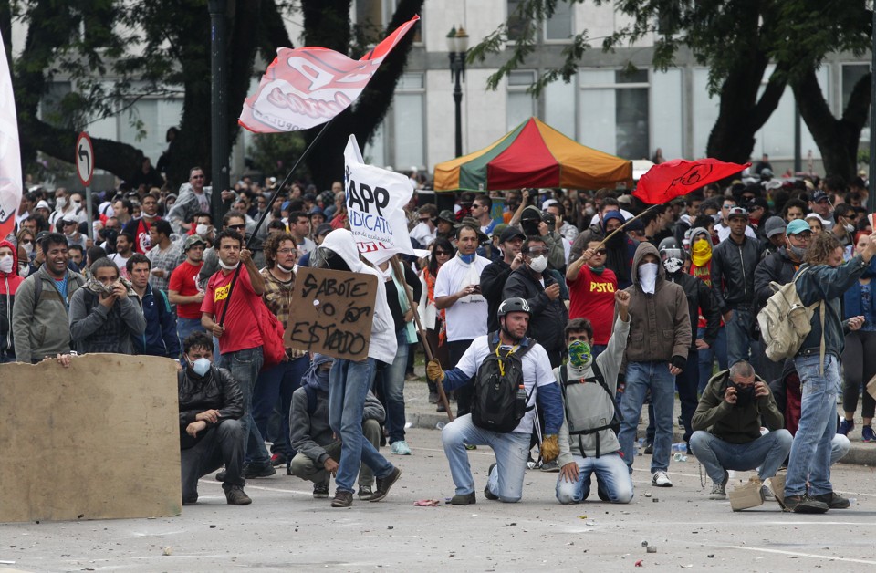No Paraná, os professores da rede estadual seguem em greve, mesmo após o tumulto de quarta-feira (29) no Centro Cívico, que terminou com um saldo de mais de 200 feridos | Daniel Castellano/Gazeta do Povo