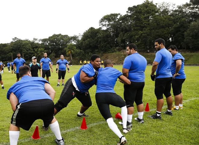 Seleção Brasileira de Futebol Americano fazendo um treinamento intensivo no feriado de Tiradentes na Unicentro em Irati, interior do Paraná. Seleção se prepara para a primeira participação do Brasil na Copa do Mundo de Futebol Americano. | Albari Rosa/gazeta do povo