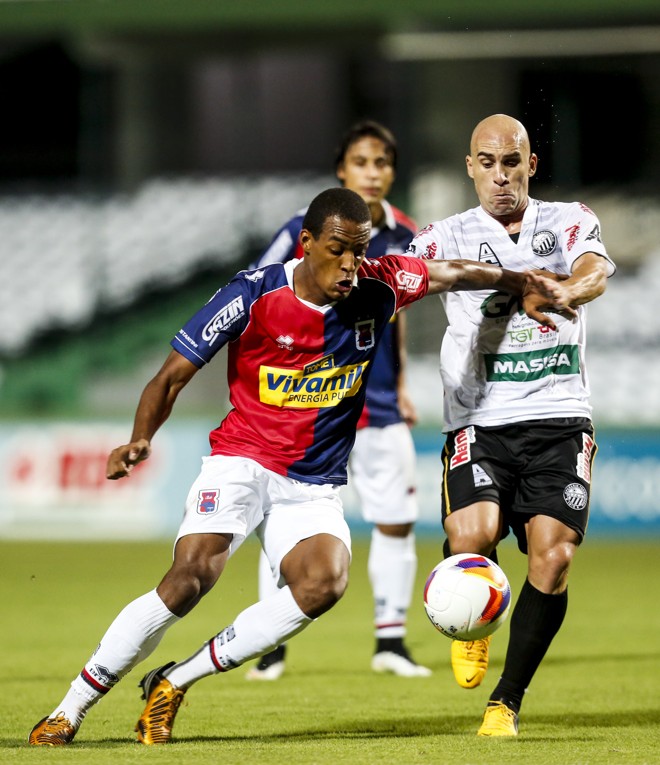 Luiz Felipe vai para o ataque na disputa com Lucas. | Brunno Covello/Gazeta do Povo