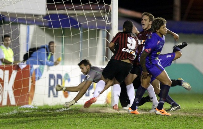 Dellatorre, camisa 9, marcou o primeiro do Atlético. Depois foi expulso no fim do primeiro tempo. | Gazeta do Povo