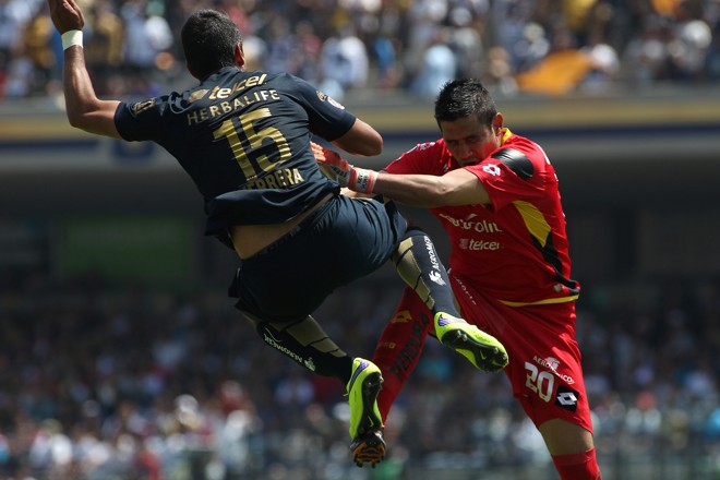 TELECATCH: Eduardo Herrera, do Pumas (à esq.), e o goleiro Humberto Hernández, dos Leones Negros, praticam outro esporte no México. | Alex Cruz/EFE