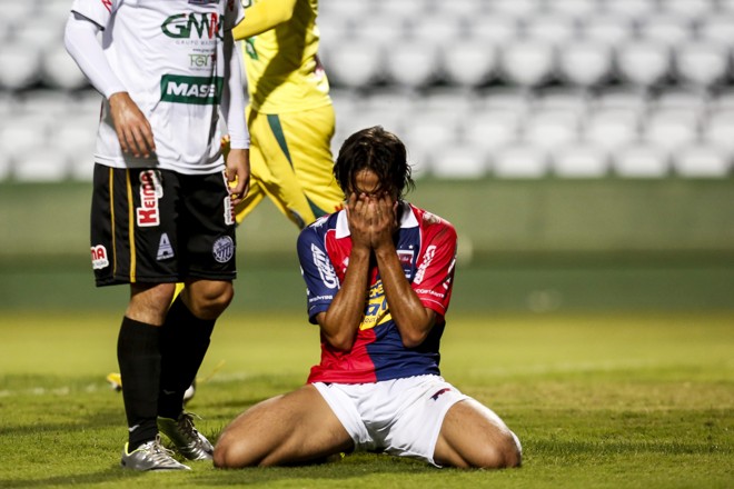 Ricardinho lamenta a chance perdida. | Brunno Covello/Gazeta do Povo