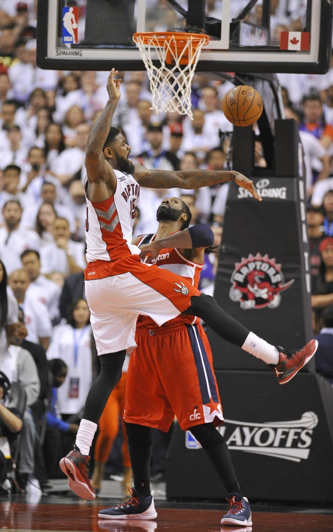 SEM RISADINHA Amir Johnson leva um toco nada hilário do brasileiro Nenê, na vitória dos Wizards sobre os Raptors. | WARREN TODA/EFE