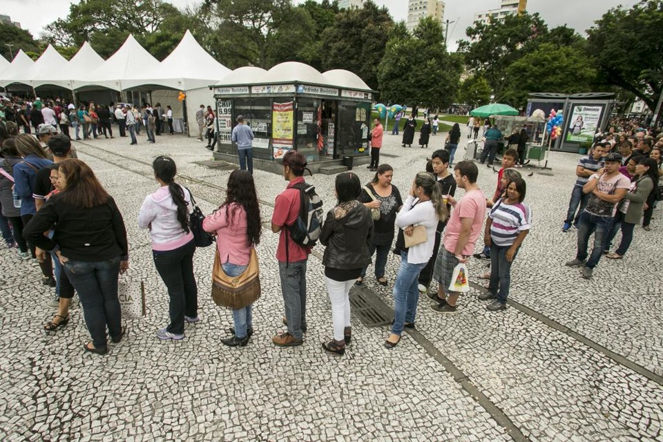 Mutirão do emprego, em Curitiba: economia ruim força cada vez mais pessoas a procurar trabalho. | Marcelo Andrade/Gazeta do Povo
