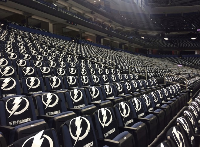 Dentro da arena, a surpresa: uma camiseta de presente para cada fã. |