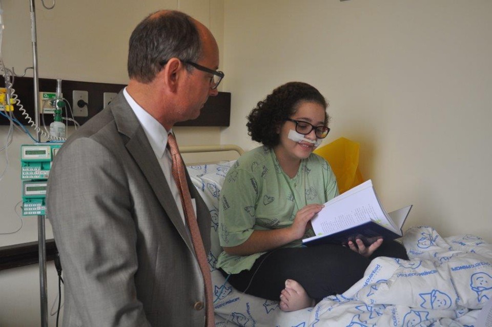 Olivier D’Agay durante visita a paciente no Hospital Pequeno Príncipe | Divulgação/