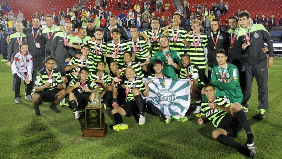 Elenco do Coritiba exibe o troféu da Dallas Cup: segundo título do clube e 12º do futebol brasileiro. | Divulgação/Coritiba