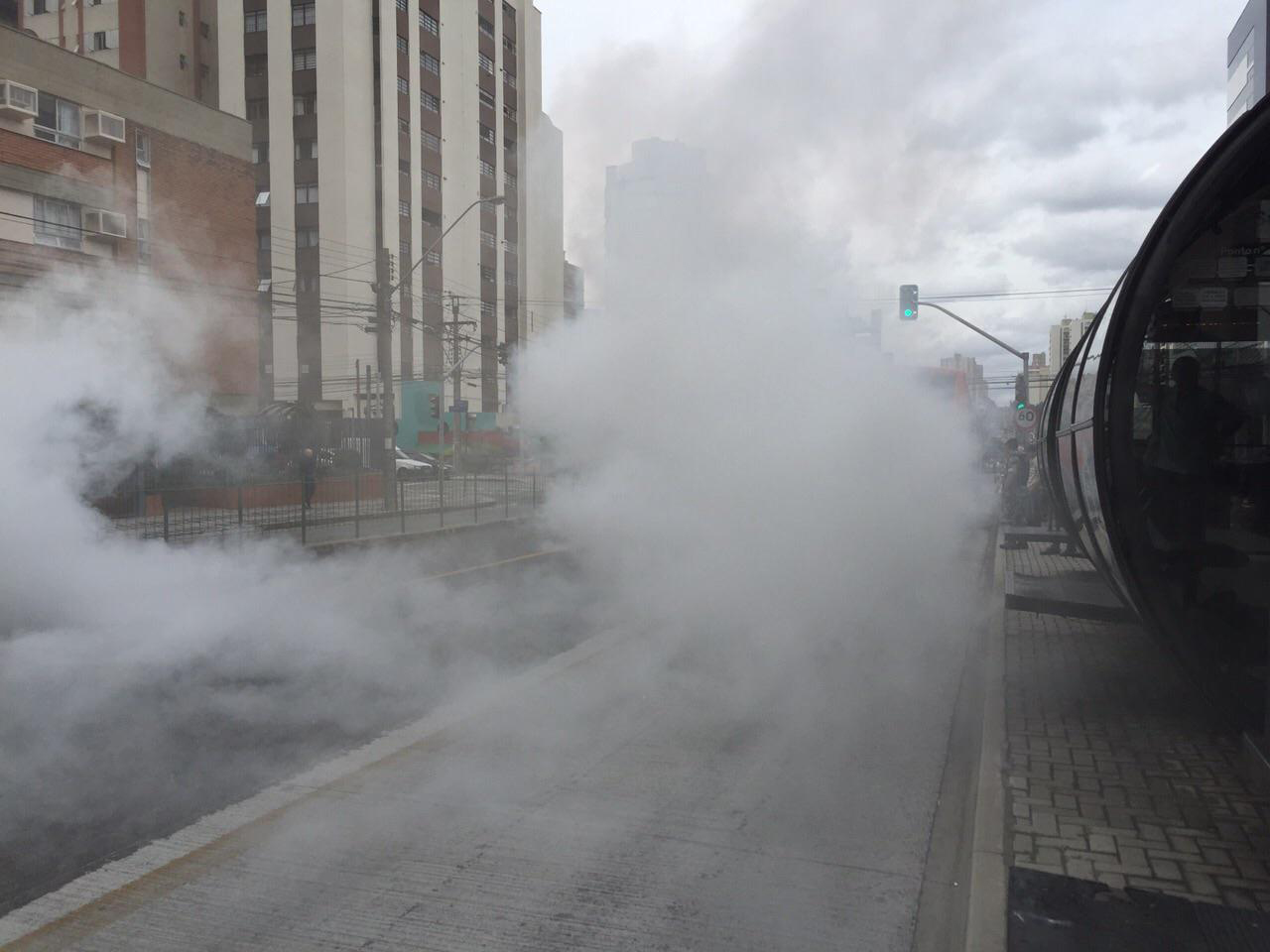 Fumaça branca foi causada por uma falha na turbina do motor do ônibus. Não houve feridos no incidente. | Lucas Sarzi/Tribuna do Parana