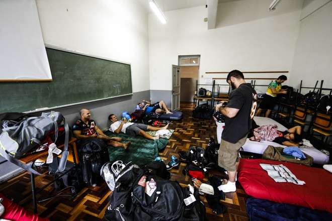 Seleção Brasileira de Futebol Americano fazendo um treinamento intensivo no feriado de Tiradentes na Unicentro em Irati, interior do Paraná. Seleção se prepara para a primeira participação do Brasil na Copa do Mundo de Futebol Americano. jogadores no alojamento improvisado nas salas de aula da Unicentro. | Albari Rosa/gazeta do povo