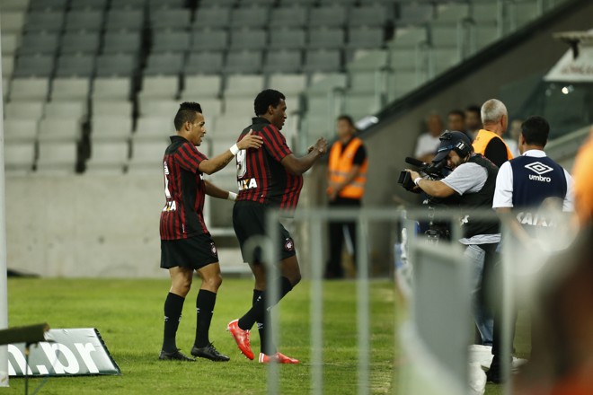 Douglas Coutinho comemora gol com bola debaixo da camisa: vem bebê por aí. | Hugo Harada/Gazeta do Povo