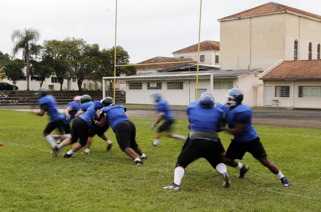 Seleção Brasileira de Futebol Americano fazendo um treinamento intensivo no feriado de Tiradentes na Unicentro em Irati, interior do Paraná. Seleção se prepara para a primeira participação do Brasil na Copa do Mundo de Futebol Americano. | Albari Rosa/gazeta do povo