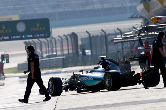 Rosberg deixa a garagem em direção à pista. | DIEGO AZUBEL/EFE