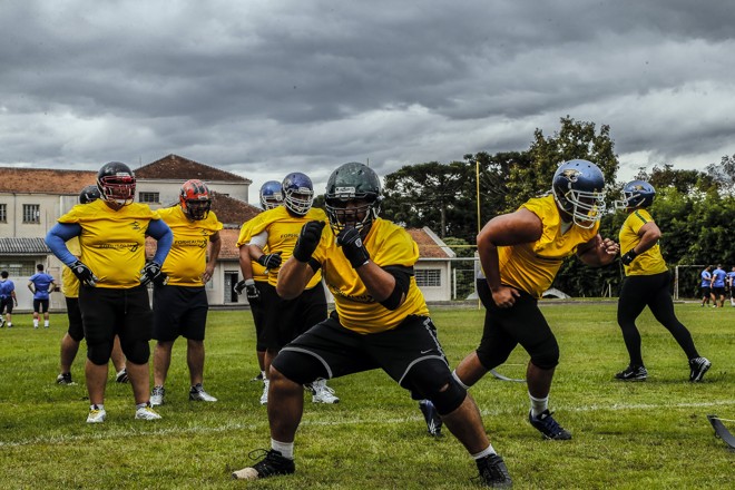 Seleção Brasileira de Futebol Americano fazendo um treinamento intensivo no feriado de Tiradentes na Unicentro em Irati, interior do Paraná. Seleção se prepara para a primeira participação do Brasil na Copa do Mundo de Futebol Americano. | Albari Rosa/gazeta do povo