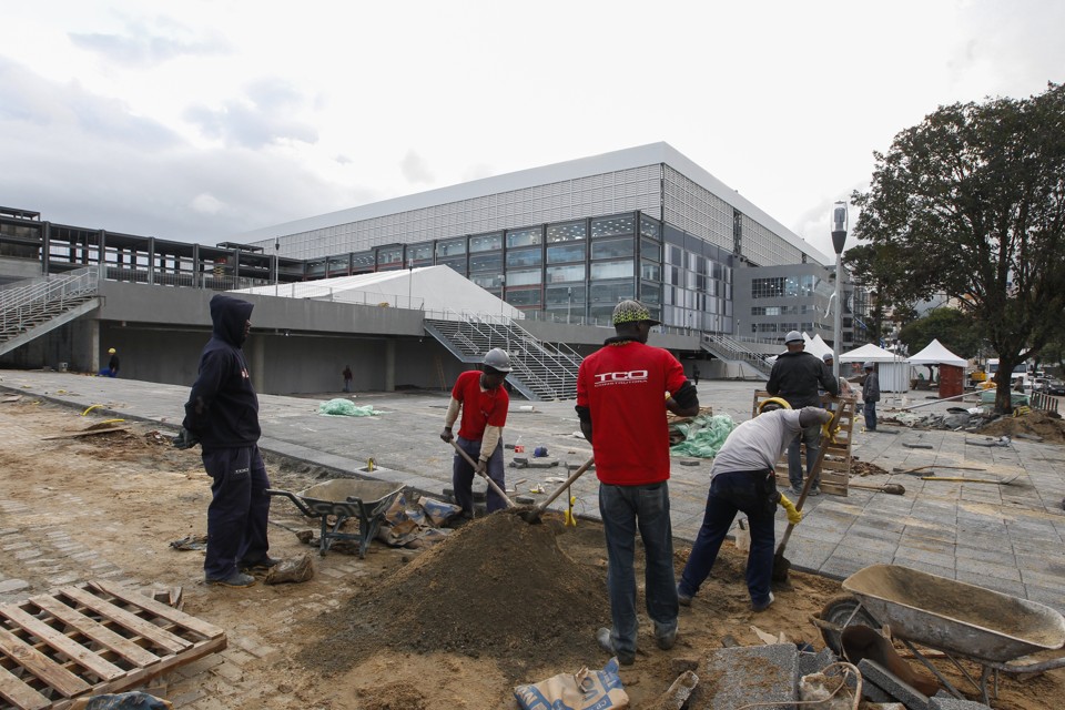 Obras no entorno da Arena em 2014: repasse do governo do estado está atrasado, alega a prefeitura. | Daniel Castellano/ Gazeta do Povo