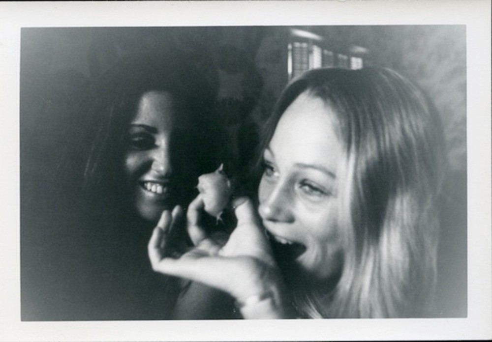 Mulheres comendo e sorrindo, por Dennis Hopper. | /