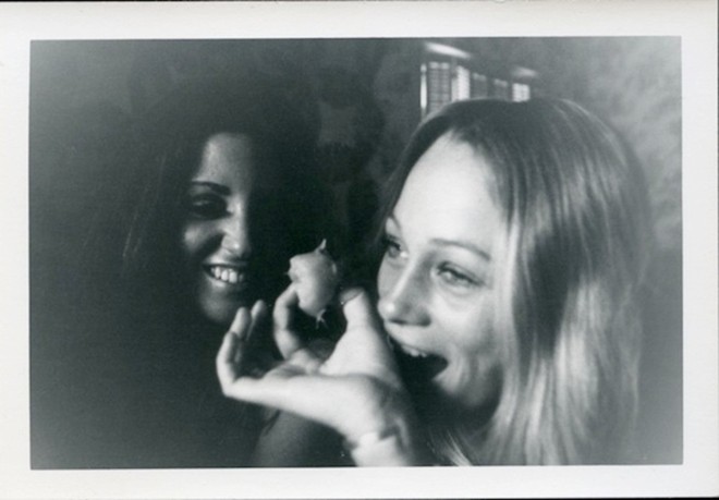 Mulheres comendo e sorrindo, |