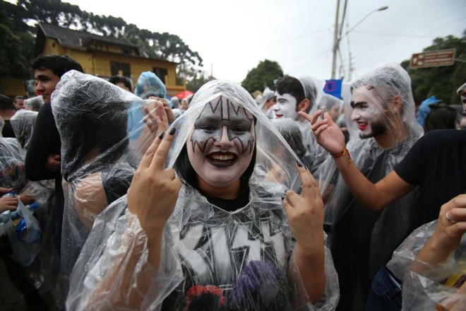 Vendedores de capa de chuva ganham dinheiro na fila. Fãs aguardam na chuva a abertura dos portões para o show do Kiss na Pedreira Paulo Leminski. | Daniel Castellano/Gazeta do Povo