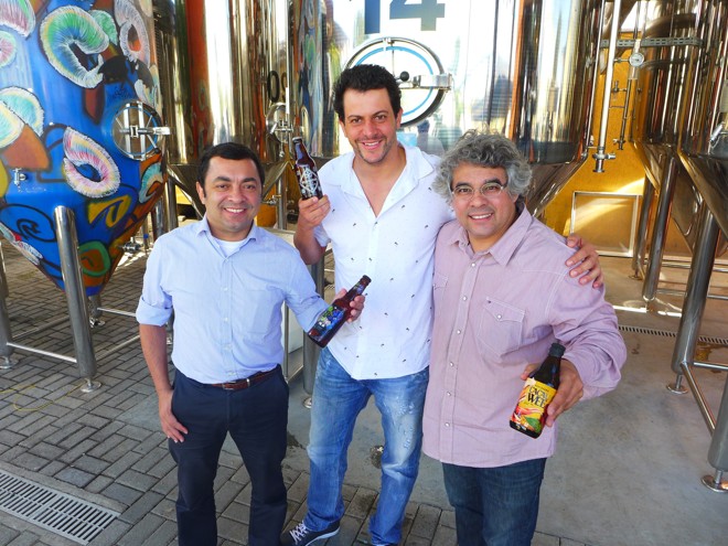 Francisco Urban (de camisa azul), do Bar do Victor, o chef Beto Madalosso (ao centro), da Forneria Copacabana, e Samuel Cavalcanti, da cerverjaria Bodebrown, se uniram para criar o festival gastronômico Bode In Town, lançado na sede da cervejaria Bodebrown. O evento, que começa nesta quarta-feira e prossegue até 5 de maio nos dois restaurantes , vai apresentar um menu harmonizado com rótulos da marca curitibana de cervejas artesanais | Naideron Jr.
