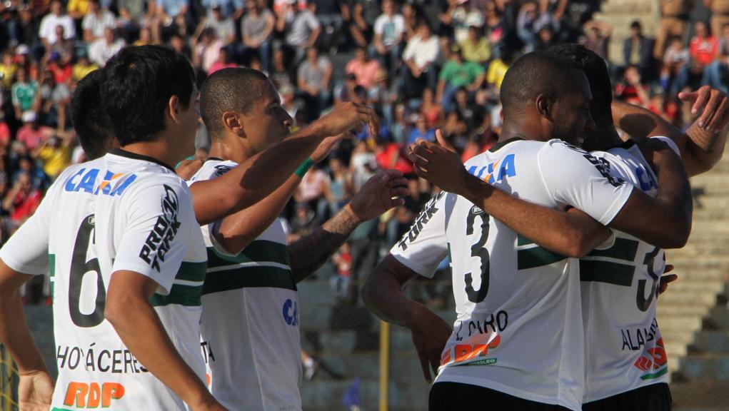Alan Santos (à direita) é cumprimentado por Luccas Claro, Wellington Paulista, Rafhael Lucas e Cáceres: Coxa fechou a ida com maior vantagem. | Divulgação/Coritiba