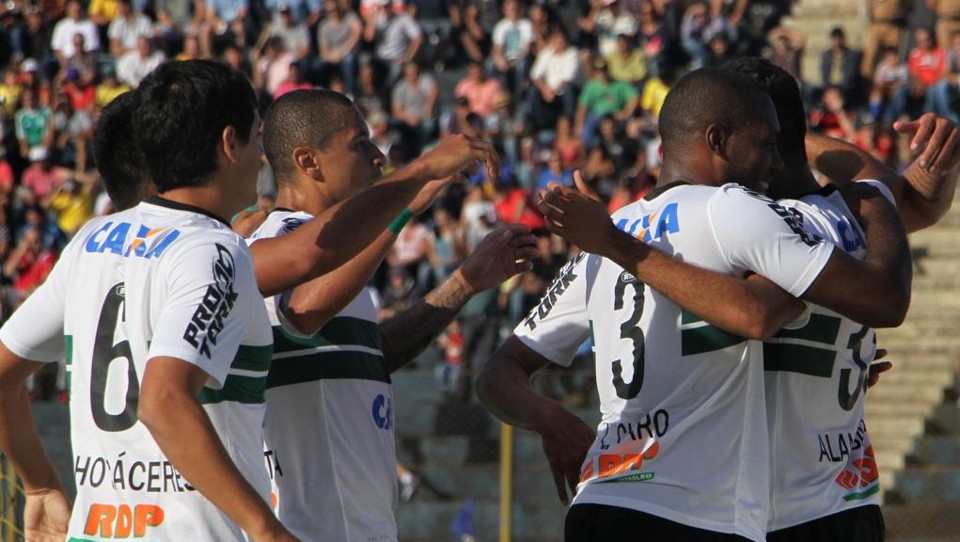 Alan Santos (à direita) é cumprimentado por Luccas Claro, Wellington Paulista, Rafhael Lucas e Cáceres: Coxa fechou a ida com maior vantagem. | Divulgação/Coritiba