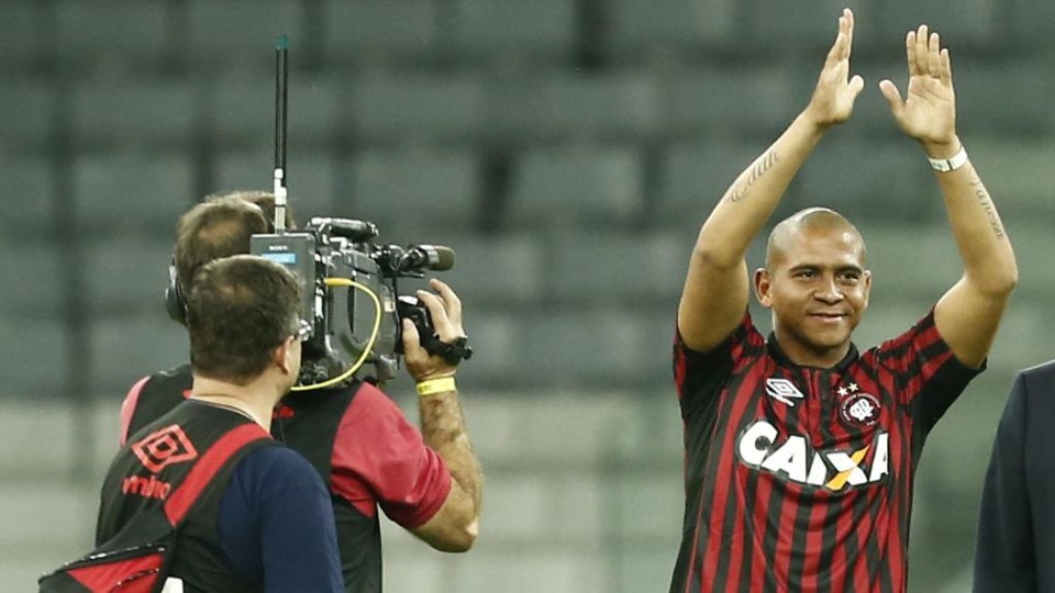 Walter foi apresentado à torcida do Atlético na semana passada e agora está liberado para atuar pelo clube paranaense. | Hugo Harada/Gazeta do Povo