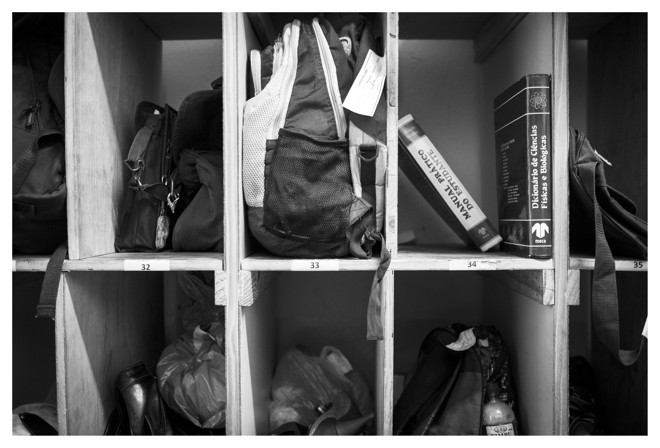 Entre os pertences dos albergados da FAS, livros. | Alexandre Mazzo/Gazeta do Povo