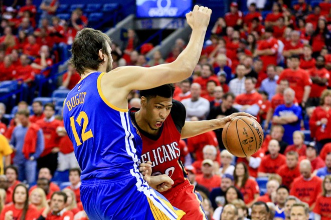 SÓ POR CIMA DE MIM! Andrew Bogut, do Golden State Warriors, não deixa Anthony Davis, do New Orleans Pelicans, passar de jeito nenhum. | Derick E. Hingle/USA Today Sports