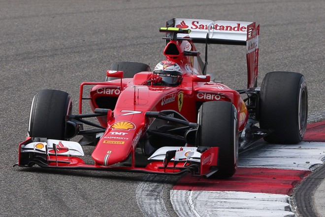 Kimi Raikkonen larga em sexto, com as Williams entre ele e Vettel. | WU HONG/EFE