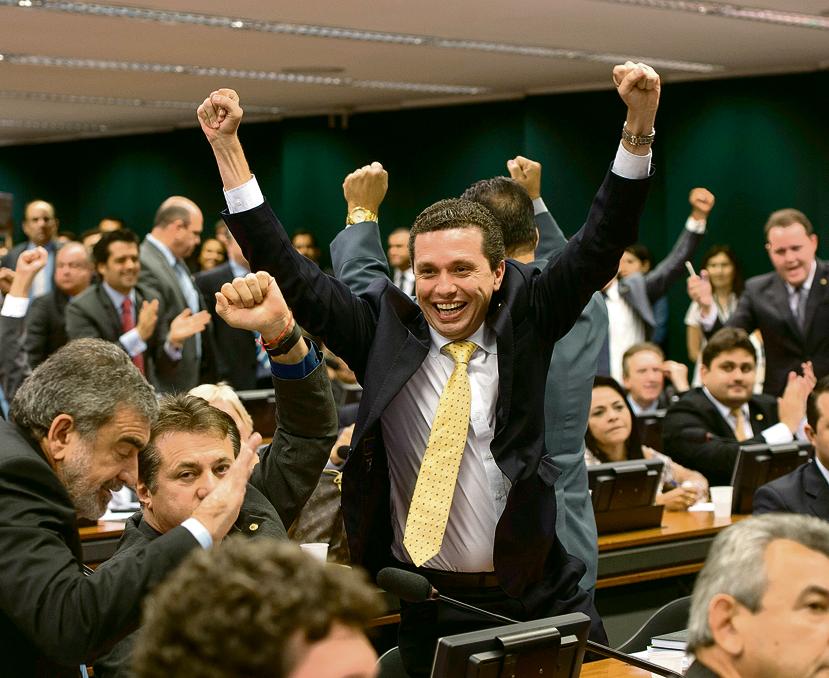 Deputados comemoram a não aprovação do parecer do relator contra a admissibilidade da PEC que reduz a maioridade penal. | Marcelo Camargo/ABr