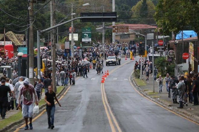 Rua João Gava, principal acesso à Pedreira Paulo Leminski, foi bloqueada para veículos. Estacionamentos nos arredores cobram R$ 50. | Daniel Castellano/Gazeta do Povo