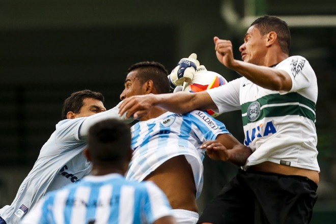 Vitor sai firme do gol para afastar de soco. | Brunno Covello/Gazeta do Povo