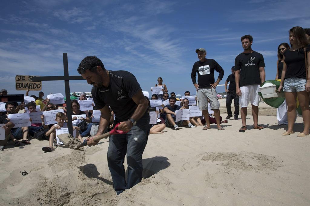 Ativistas realizaram um enterro simbólico de Eduardo de Jesus Ferreira, de 10 anos, na praia de Copacabana | Marcelo Sayão/EFE