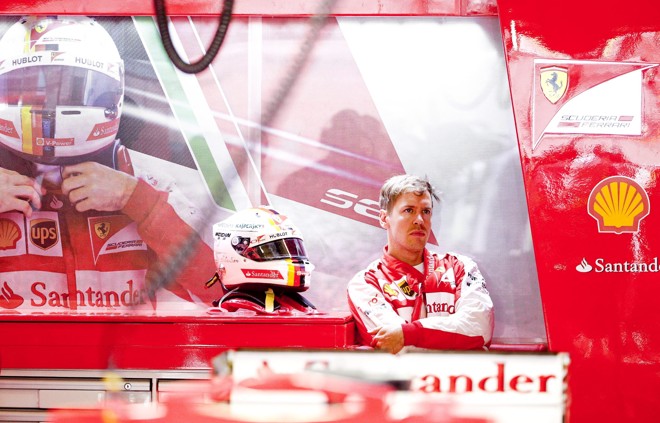 Vencedor da prova chinesa no ano passado, Sebastian Vettel, da Ferrari,acompanha de fora do carro os resultados do treino: ele fez o quarto tempo. | Diego Azubel /EFE