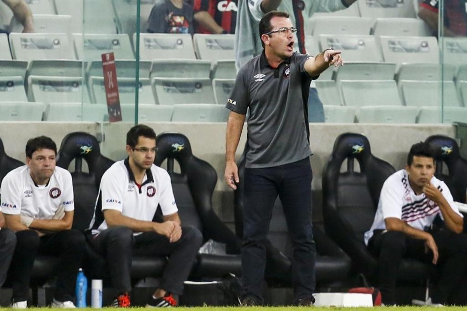 Enderson Moreira orienta o time contra o Rio Branco, sua despedida. | Brunno Covello/Gazeta do Povo