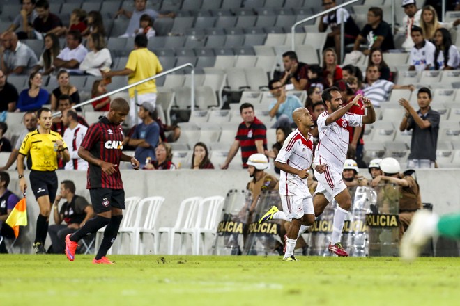 Roger Guerreiro comemora o terceiro gol no primeiro tempo. | Brunno Covello/Gazeta do Povo