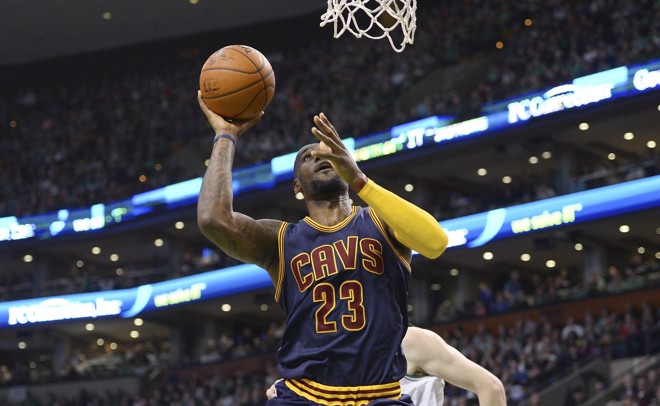 SÓ DA ELE! LeBron James enterra para classificar os Cleveland Cavaliers para as semifinais do Leste. Bateu fácil o Boston Celtics por 4 partidas a 0. | CJ Gunther/EFE