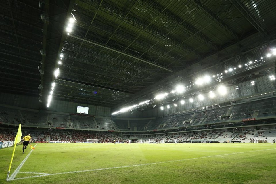 O teto retrátil fechado foi a grande atração da vitória do Atlético sobre o Prudentópolis. | Hugo Harada/Gazeta do Povo
