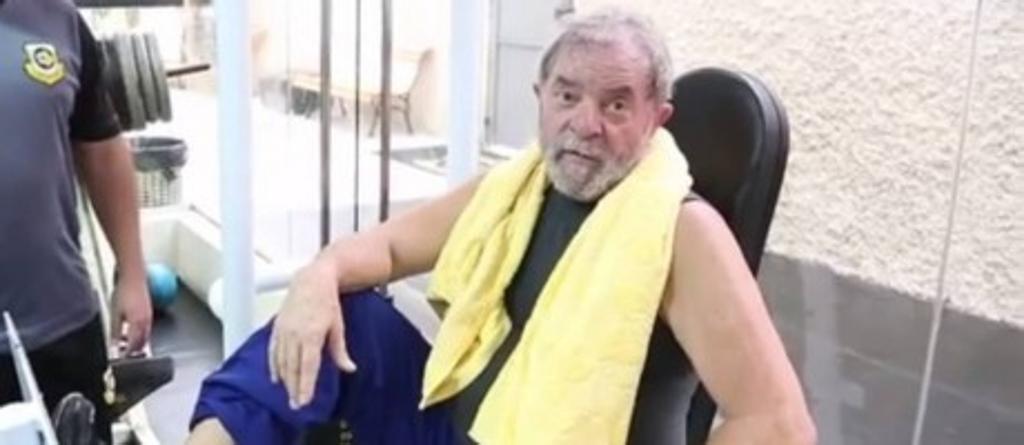 No vídeo, Lula aparece com roupas de ginástica e toalha em volta do pescoço. | Reprodução: Facebook