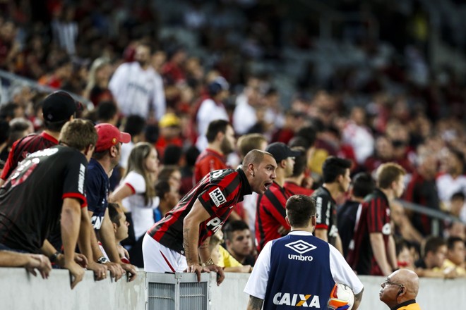 O torcedor atleticano ficou enfurecido com a atuação do time. | Brunno Covello/Gazeta do Povo
