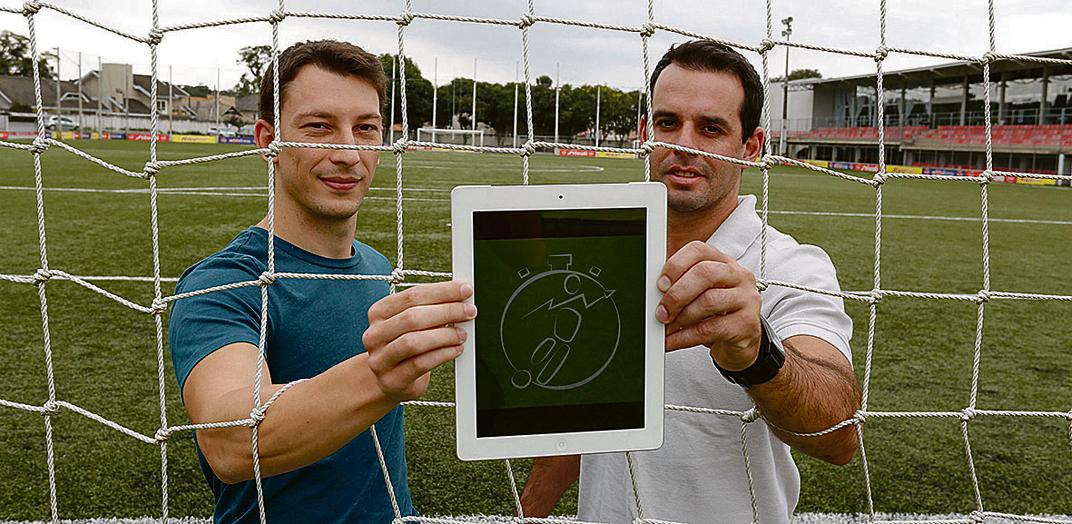 Eduardo Zarpelon e Vítor Padilha, sócios do Footsys: aplicativo pode ser baixado gratuitamente. | Henry Milleo/Gazeta do Povo