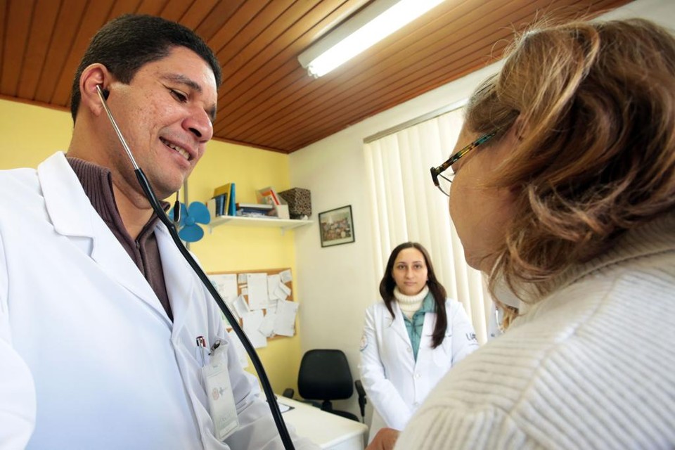 Salários para médicos podem chegar a R$ 15.217 para 40 horas semanais. | Jaelson Lucas/Prefeitura de Curitiba
