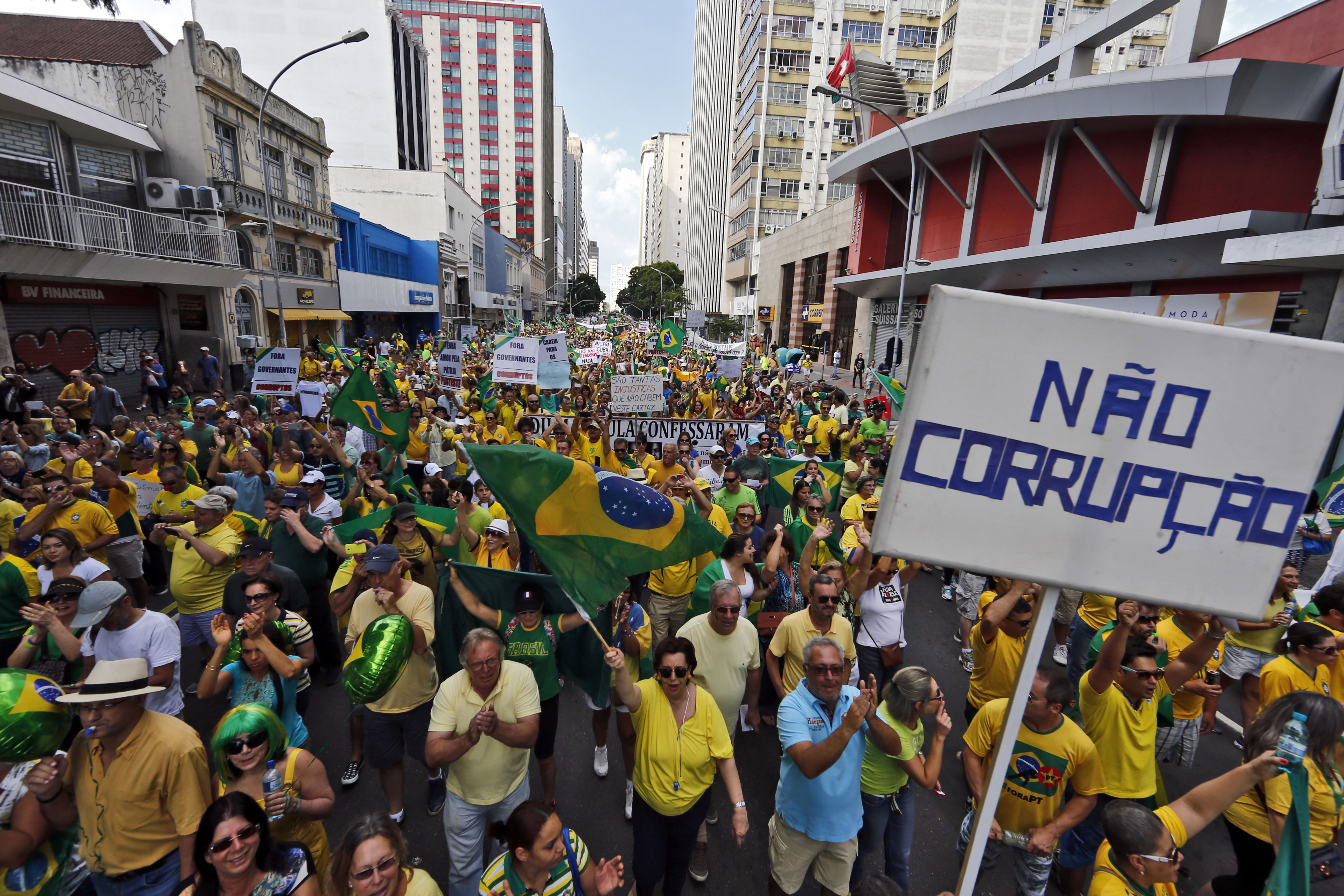 Manifestação do último domingo (12) é o assunto do primeiro Bom Dia Brasília | Albari Rosa/Gazeta do Povo