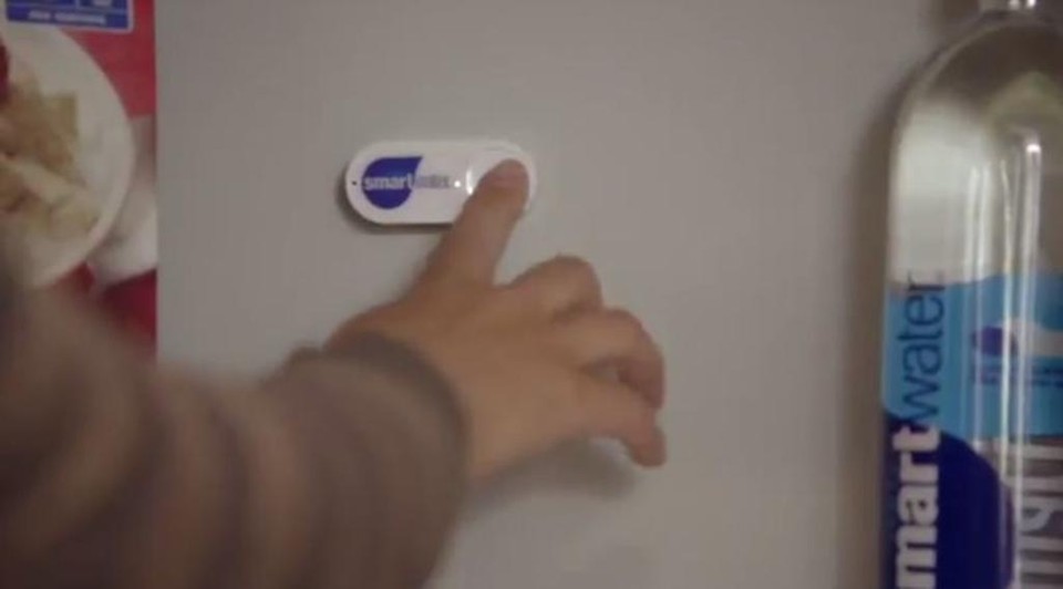 O botão Dash é um dispositivo identificado com a etiqueta do produto a ser comprado, que deve estar conectado a um smartphone ou à internet wi-fi da casa | /Reprodução