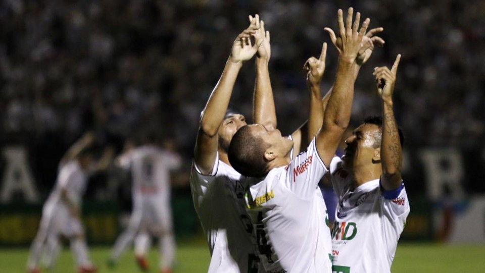 Jogadores do Operário concordam que salários em dia ajudaram equipe a chegar à final do Campeonoato Paranaense. | Josue Teixeira/Gazeta do Povo