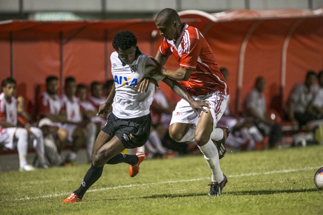 Douglas Coutinho encara a marcação alvirrubra. | Marcelo Andrade/Gazeta do Povo