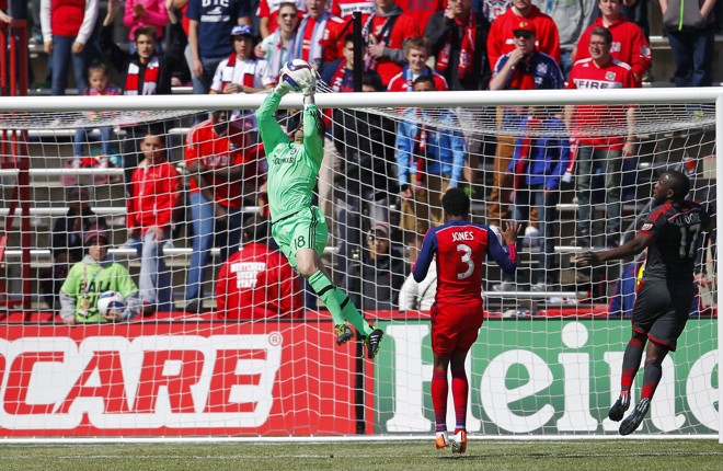 VOO LIVRE: Jon Busch, goleiro do Chicago Fire, voa para pegar a bola no primeiro tempo da partida contra o Toronto FC no Toyota Park. | Dennis Wierzbicki/USA Today Sports