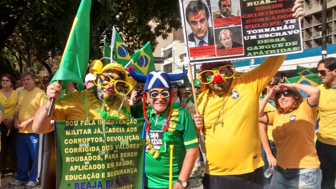 Ricardo Siqueira, 65 anos, Paulo Martins, 68, e Leandro Martins, 30, chamavam a atenção dos demais manifestantes por conta da caracterização e dos cartazes que empunhavam. “Estou aqui, com 65 anos, para incentivar os mais jovens a lutarem por um país melhor. O Brasil está destruído”, sentenciou Siqueira. | Gazeta do Povo