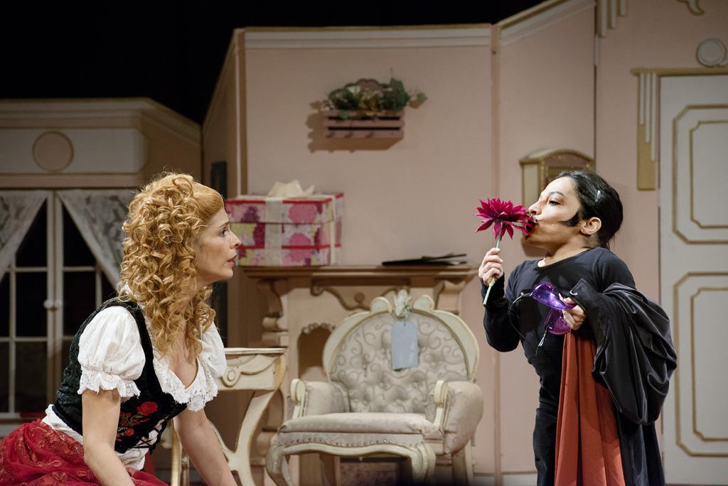 Ranaldi contracena com atores anões: metáfora palpável. | Divulgação