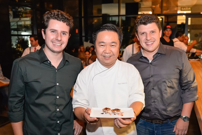 O chef Koji Yokomizo, dono do ByKoji, localizado no estádio do Morumbi, em São Paulo, entre os irmãos e sócios Marcel e Gabriel Konopka na inauguração do restaurante Tuna, no último dia 14, no edifício Neo Superquadra, no Centro Cívico. Além de Koji, a casa conta com consultoria do chef curitibano Rodrigo do Prado | Priscilla Fiedler